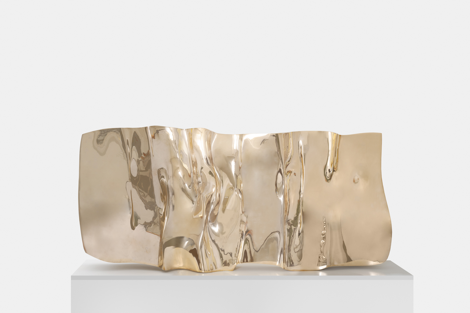 Giò Pomodoro
Folla, 1962
“GP” Monogram, Foundry stamp and year on imprinted on the bronze
Shiny Bronze
67 x 145 x 15 cm
26 3/8 x 57 1/8 x 5 7/8 in
Edition 1 of 3 plus 2 PA